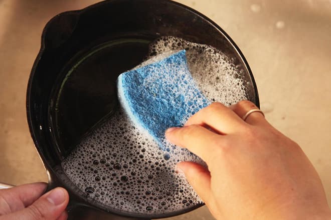 Відмити вївся жир зі сковороди. Як відмити сковороду від нагару і жиру: засоби для чищення