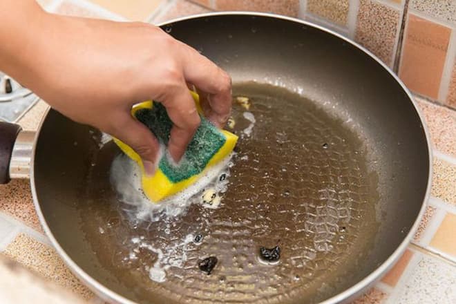 Відмити вївся жир зі сковороди. Як відмити сковороду від нагару і жиру: засоби для чищення