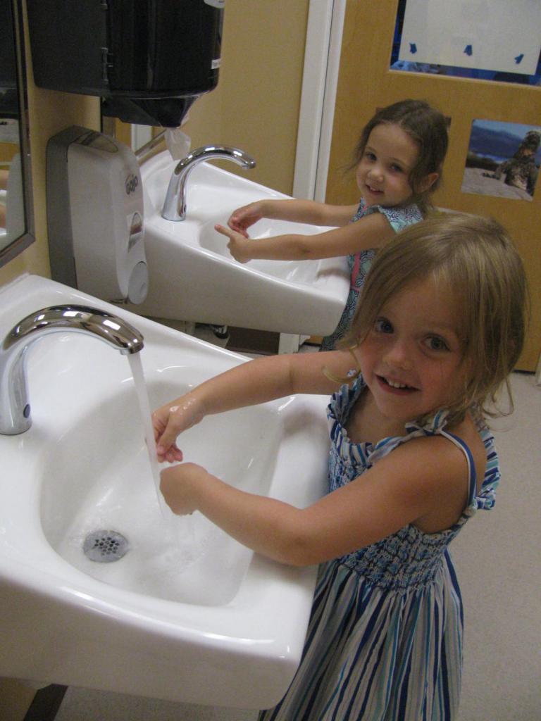 Як правильно мити руки в картинках для дітей. Схема миття рук-наочний матеріал для дошкільнят схема миття рук для старшої групи