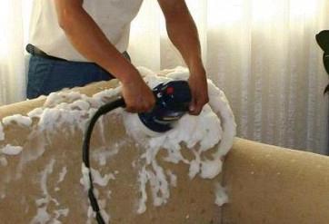 Чим можна очистити диван в домашніх умовах. Як швидко почистити диван-ефективні методи