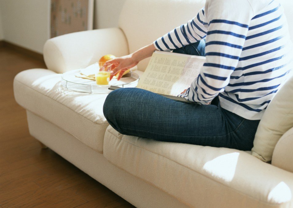 Чим можна очистити диван в домашніх умовах. Як швидко почистити диван-ефективні методи
