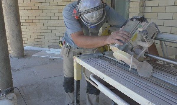 Як зробити кут на плитці 45 градусів. Заміри і обрізка плитки