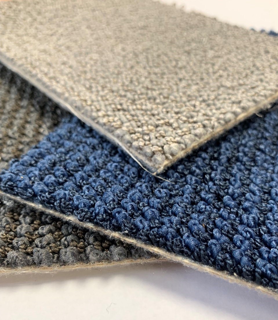 комерційний ковролін укладений в офісі